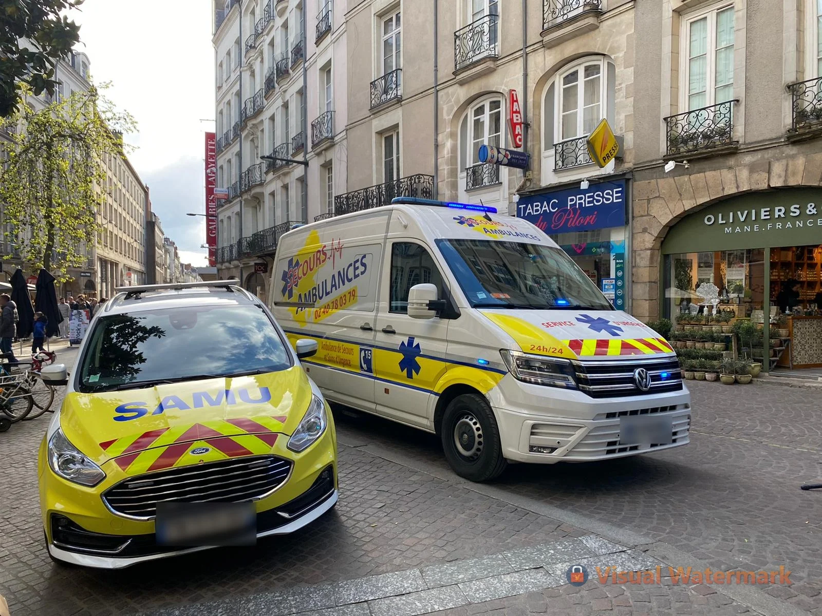 Équipe ambulanciers dévouée bien-être patients Loire-Atlantique